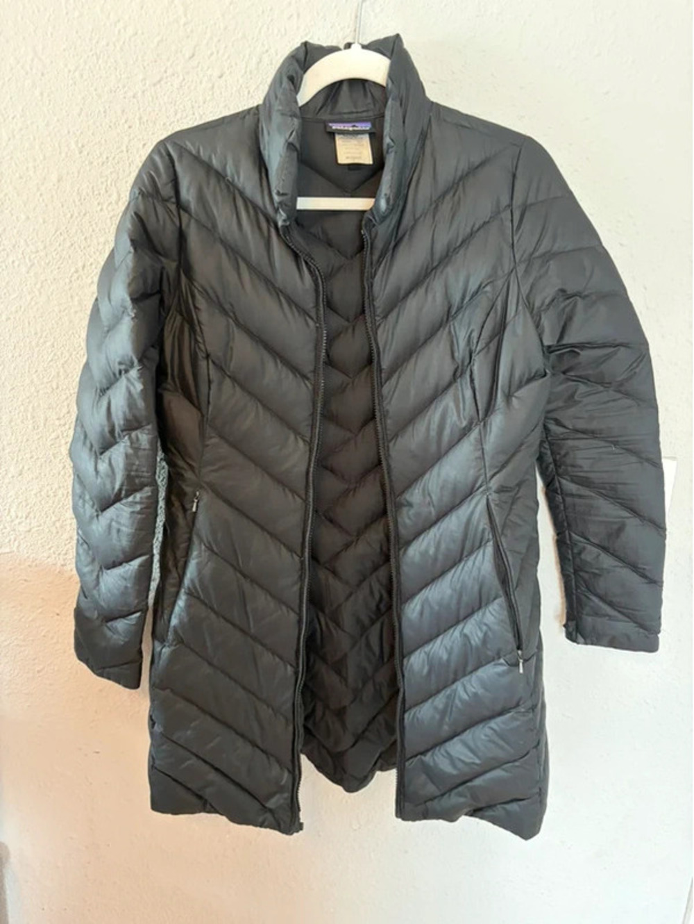 Patagonia women's puffer down coat black size S. Broken/missing zipper